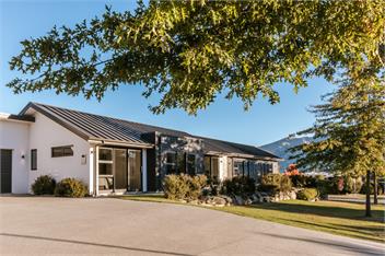 The Clearview House | Lake Views | Spa Pool | Sleeps 9 - WANAKA