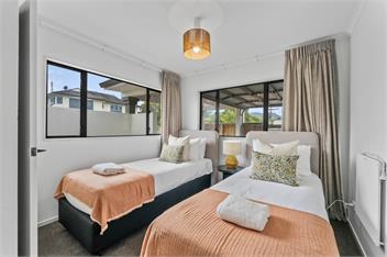 Pataka Lookout - 5 bdrms, close to lake & town - Taupo