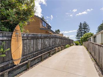 Modern Coastal Tree House (Bachcare) - Whangamata
