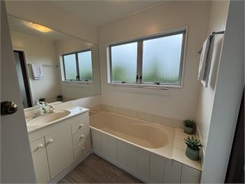 Spacious Group‑Friendly Napier Home with Pool – Ideal for Teams & Families - Napier