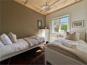 Stag & 3 Pigs (Bachcare) - Ohakune