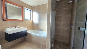 Sunshine Bay Stay | Lake Views & Cosy Fireplace - 