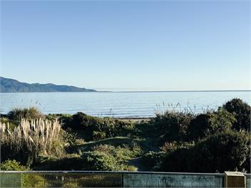Paraparaumu Beach House · Dogs Welcome - Sunset Shores - 