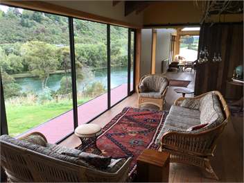 Awahuri - Waterfront River bend retreat (the Modern Bach!) - Taupo