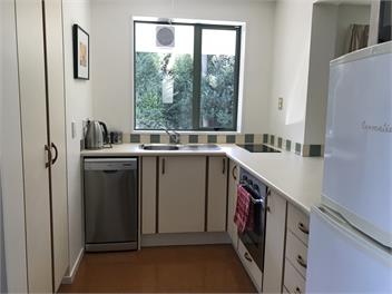 Westmorland hill 3 bed apartment. Warm, Internet & power included. - Christchurch
