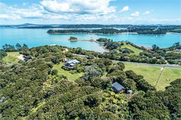 CrossTrees Chalet (Bachcare) - Waiheke Island