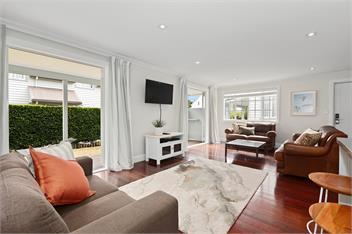 Sandy Jandal - Russell Cottages - Bay of Islands