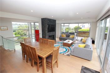 Majestic Palm Cove – cliff top Arkles Bay - Whangaparaoa