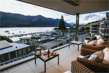 Nautilus Penthouse | Sleeps 8 | Lakefront Apartment - Wanaka