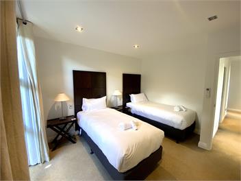 Prestigious Poole Lane - Queenstown Hill