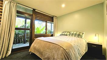 The Iconic Log Cabin by the Sea - Waihi