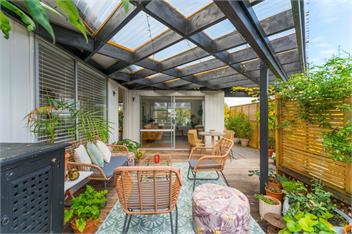 Lake View Retreat - lake views, BBQ & Pizza Oven - Taupo