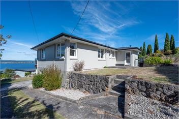 Lofty Lakeviews (Bachcare) - Acacia Bay