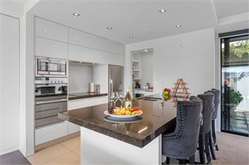 The Moorings Apartment 5 - a stone's throw from the lake! - Taupo