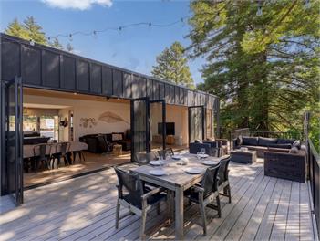 Modern Coastal Tree House (Bachcare) - Whangamata