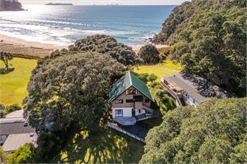 The Beachfront Bach - Ultimate Beachfront  - Onemana