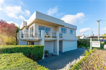 Top of the Lake - Spa Pool, Lake Views, Central to town - 