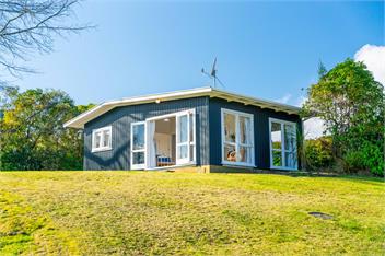 Tui Shack - cosy with lake views - 