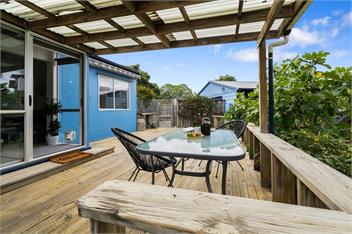 The Wee Blue Bach (Bachcare) - Waikanae Beach