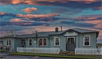 Ruapehu's lavish OLD POST OFFICE 1-4 Bdr West-Wing Apartment with Sauna & SpaPool - Ruapehu District