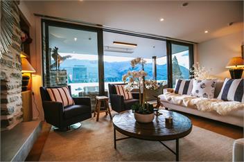 Nautilus Penthouse | Sleeps 8 | Lakefront Apartment - Wanaka