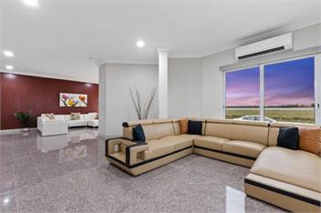 Modern House near Melb Airport, Sleeps 10 - Melbourne