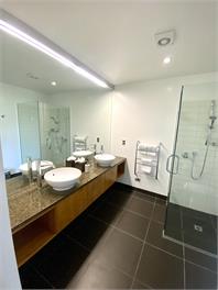 Prestigious Poole Lane - Queenstown Hill