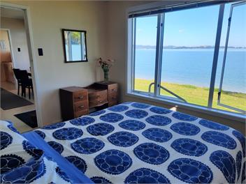 ABSOLUTE BEACH FRONT - Auckland 2585