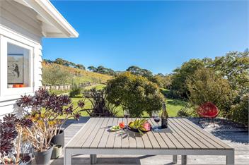 GRAPE SHED COTTAGE : Coast & Country - Waiheke Island