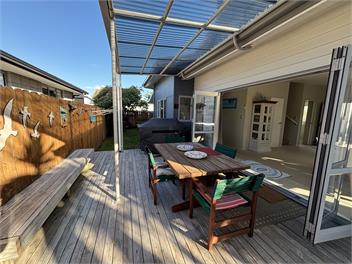 available KINGS BIRTHDAY WEEKEND 'Ocean Cove at Whangamata (5 minutes from beach & shops) - Coromandel