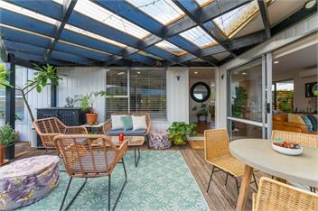 Lake View Retreat - lake views, BBQ & Pizza Oven - Taupo