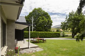 Coronet Peak View | 3BR Home with Hot Tub & Garden - Queenstown