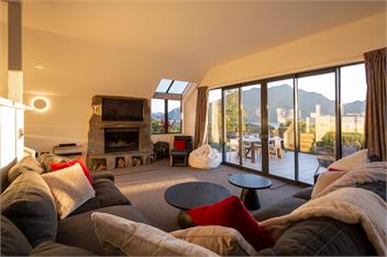 Lakeview Paradise: 3BR, Hot Tub, BBQ, Garden - Queenstown