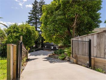 Modern Coastal Tree House (Bachcare) - Whangamata
