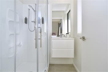 Russley home near the airport, single level with parking - 