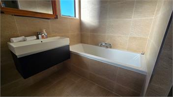 Sunshine Bay Stay | Lake Views & Cosy Fireplace - 