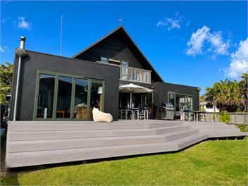 Sunny Matarangi Beach House -