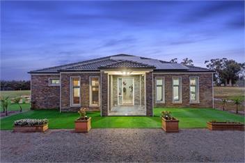 Spacious house near Melb Airport, Sleeps 12  - Melbourne