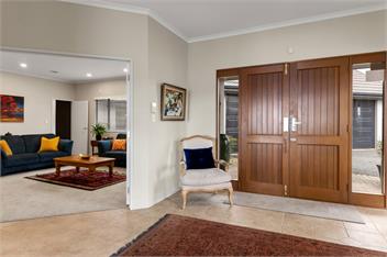 "Taha Moana" Step out the door onto the lake front - Rotorua