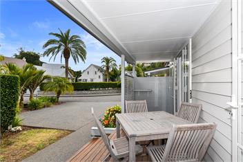 Sandy Jandal - Russell Cottages - Bay of Islands