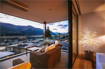 Nautilus Penthouse | Sleeps 8 | Lakefront Apartment - Wanaka