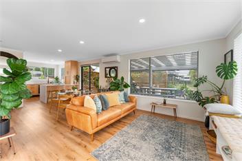 Lake View Retreat - lake views, BBQ & Pizza Oven - Taupo
