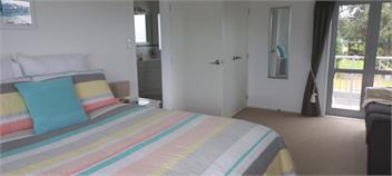 available KINGS BIRTHDAY WEEKEND 'Ocean Cove at Whangamata (5 minutes from beach & shops) - Coromandel