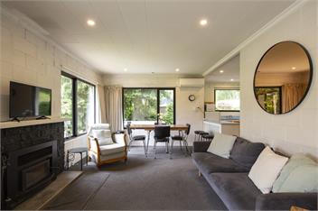 Coronet Peak View | 3BR Home with Hot Tub & Garden - Queenstown