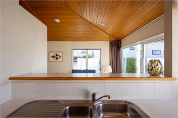 Queenstown Lakeside Gem: 3 BDR, Wi-Fi & Parking - Queenstown
