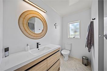 Barefoot at the Bay (Bachcare) - Raglan