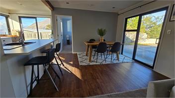 Sunshine Bay Stay | Lake Views & Cosy Fireplace - 