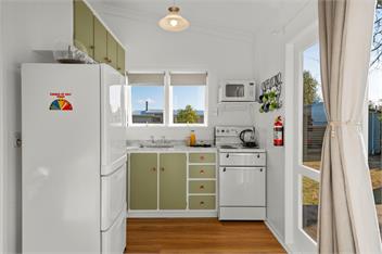Tui Shack - cosy with lake views - 