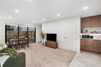 Secure Quiet CBD Townhouse | Free Parking + EV  - 