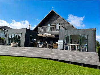 Sunny Matarangi Beach House -